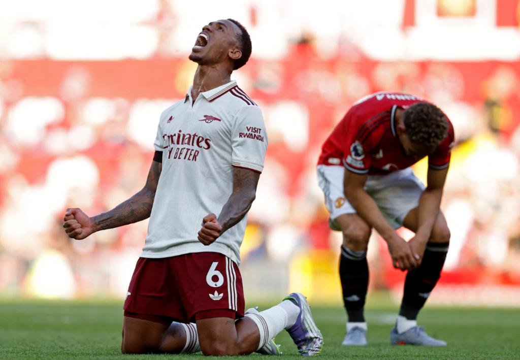 Jugadores en el partido Arsenal vs Manchester United con momios de Betway México.