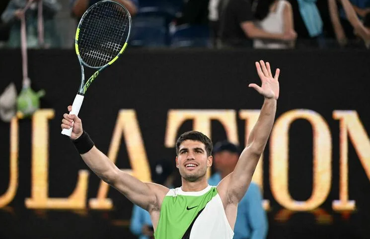 Carlos Alcaraz disputando el Australian Open 2026 con opciones de apuestas en Solbet Paraguay.