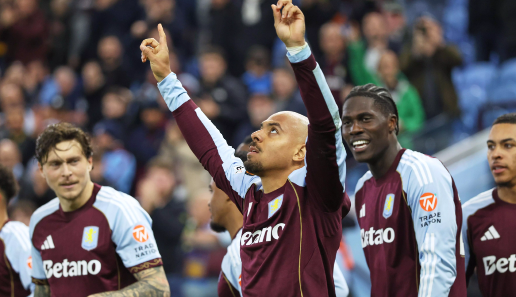 Jugadores del Aston Villa y promoción de apuesta gratis de Inkabet Perú para la Europa League.