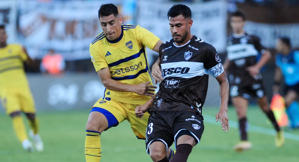 Jugadores de Boca Juniors y Platense disputando el balón con logo de promociones de Jugadon La Rioja.