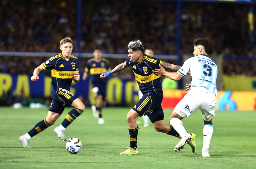 Jugadores de Boca Juniors y Racing Club en La Bombonera con logo de promociones de Betano Argentina.