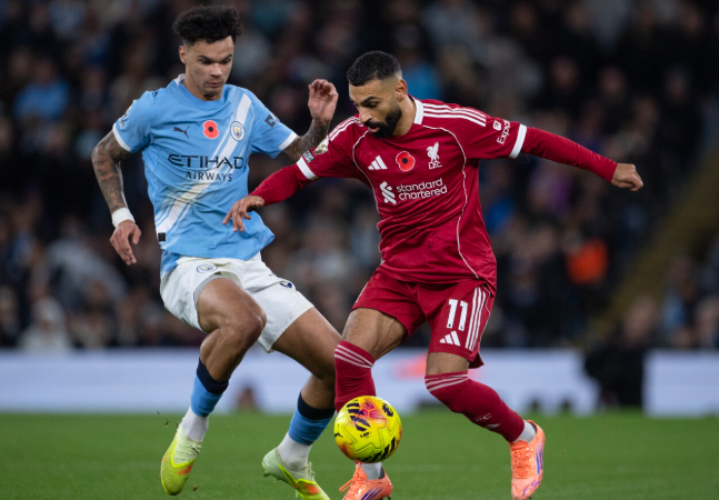 Jugadores de Liverpool y Manchester City disputando el balón para las apuestas en Novibet Ecuador.