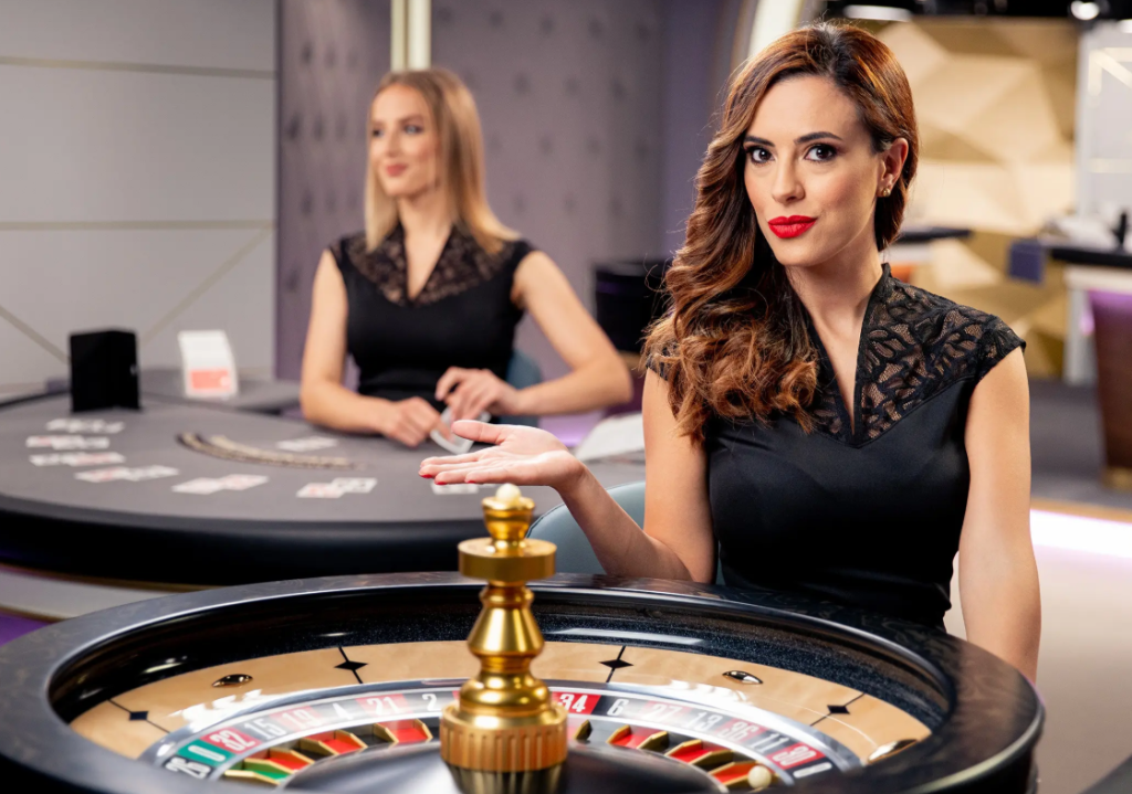 Presentadora de la Trivia en Casino en Vivo de Betano Ecuador con premios de fichas doradas.